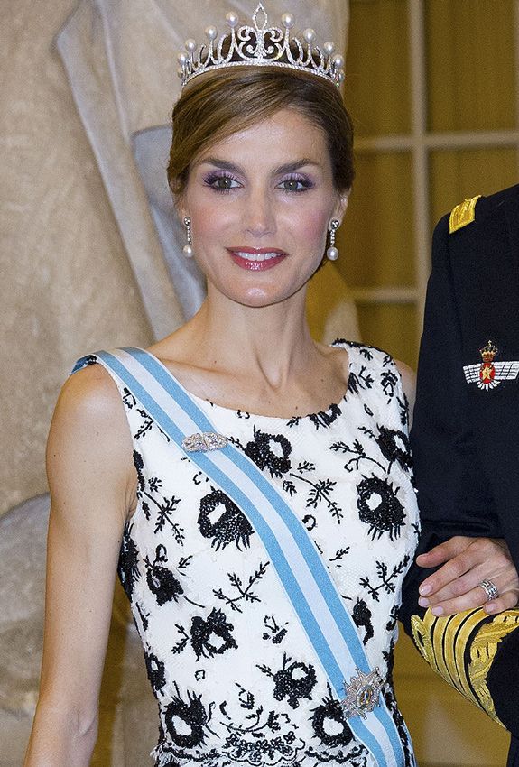 La reina Letizia haciendo uso de la tiara Princesa
