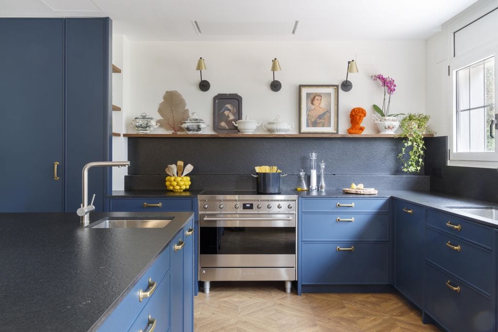 Cocina con amplios pasos para permitir una buena accesibilidad