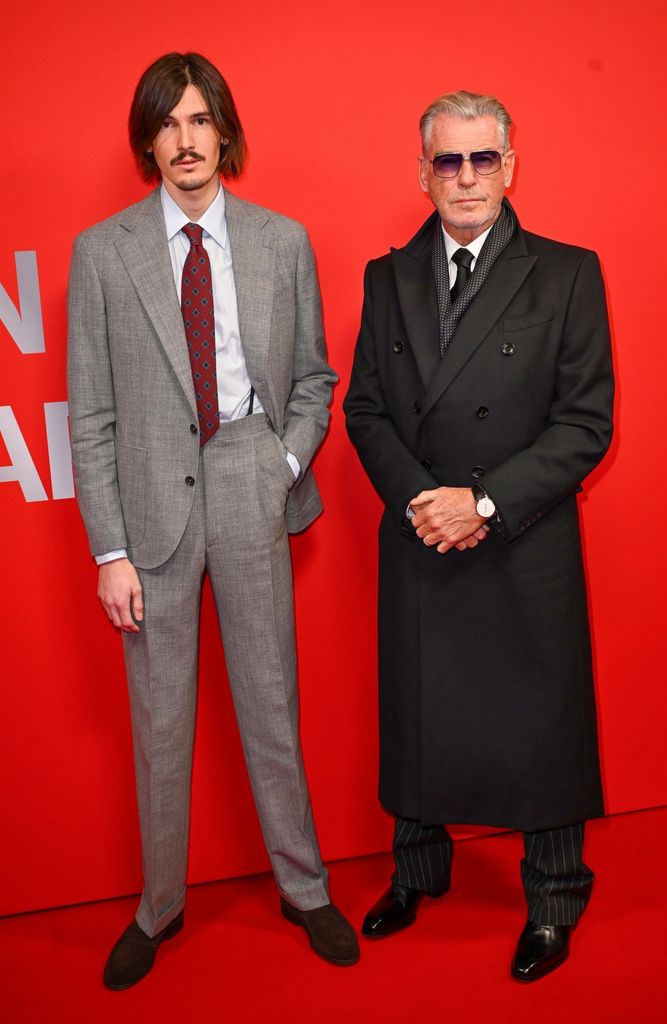 Pierce Brosnan y su hijo Dylan en los Premios GQ Hombre del Año 2025