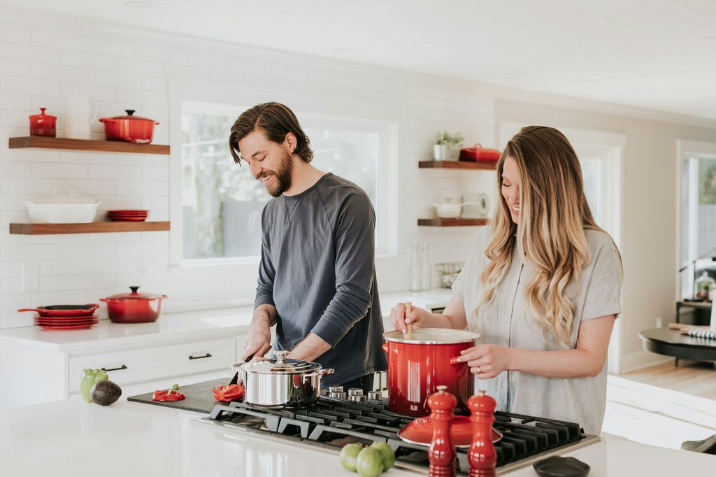 Pareja cocinando en buena sintonía