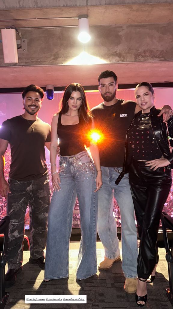 Nadia Ferreira con sus amistades en el concierto de Rauw Alejandro.