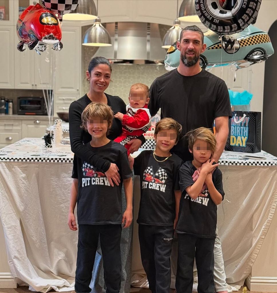 Michael Phelps con su mujer y sus cuatro hijos