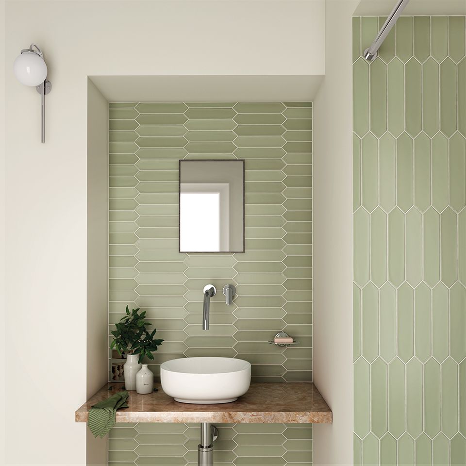 Cuarto de baño con paredes de azulejos en color verde