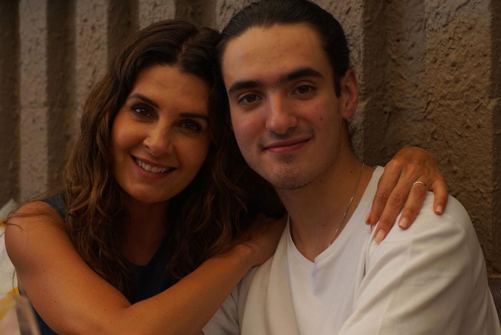 Mayrín Villanueva y su hijo Sebastián Poza