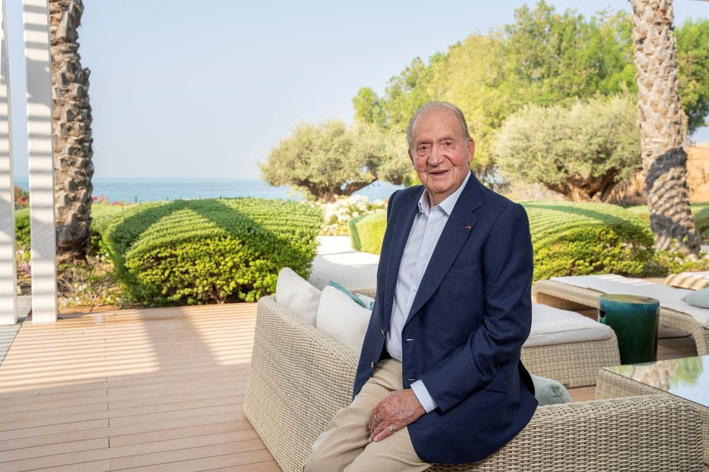 El rey Juan Carlos en la terraza de su residencia de Abu Dabi