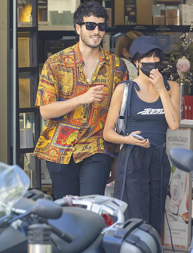 Aitana y Sebastián Yatra, muy enamorados paseando por Madrid