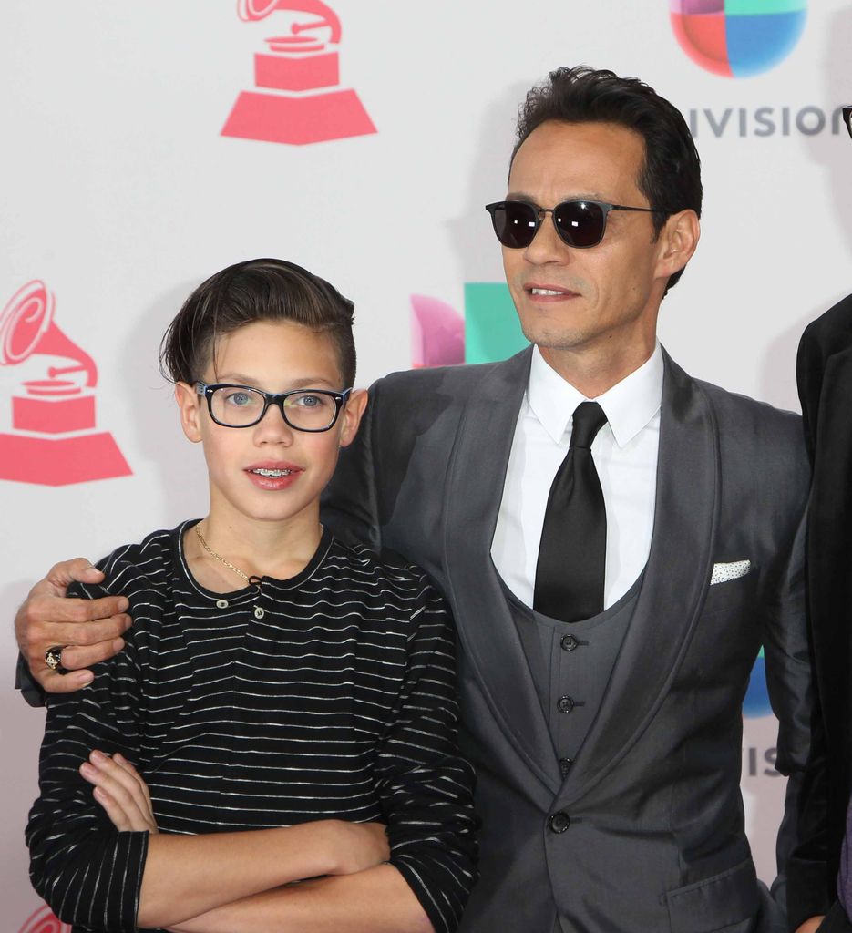 Ryan Muñiz con su padre, Marc Anthony en los Latin GRAMMY de 2016, en Las Vegas.