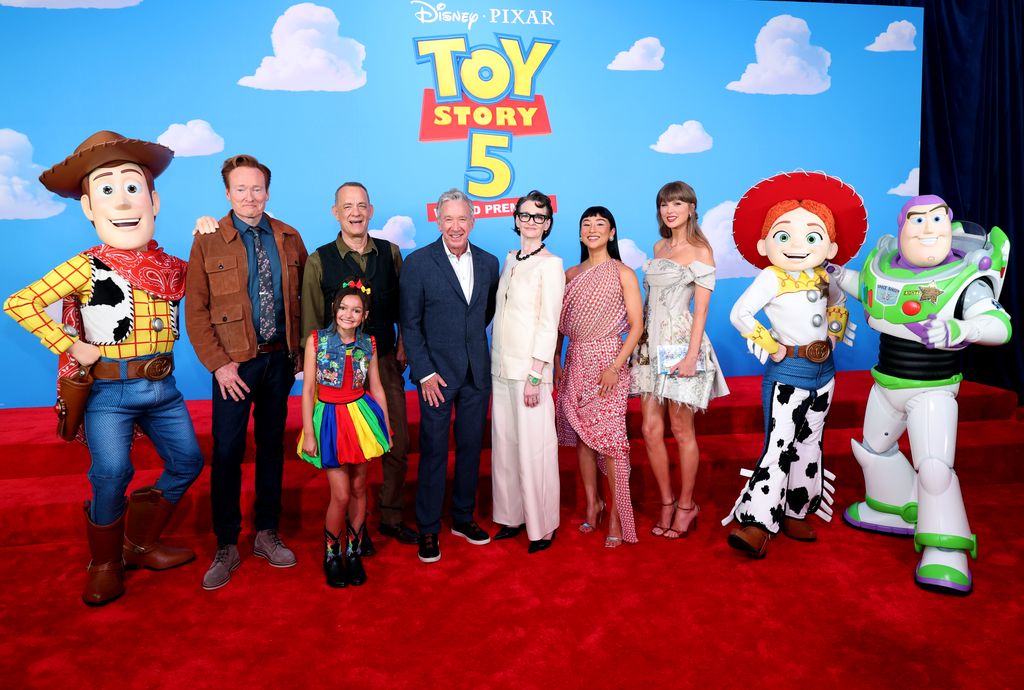 El cast de Toy Story 5 posa junto a Taylor Swift en la premiere global de la pelicula.