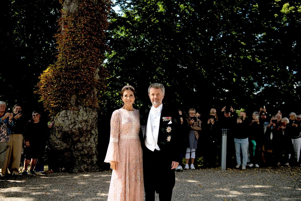 El rey Federico X y la reina Mary en la isla de Fionia para la boda de Gregers Carl Preben Ahlefeldt-Laurvig-Bille, ahijado del monarca, y Cecilie Juhl.