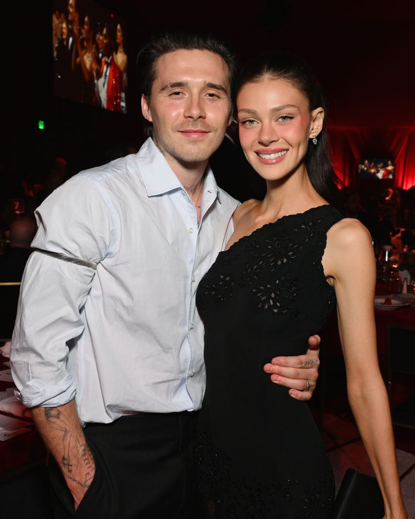 Brooklyn Beckham y Nicola Peltz en la fiesta de la fundación de Elton John en West Hollywood, California.