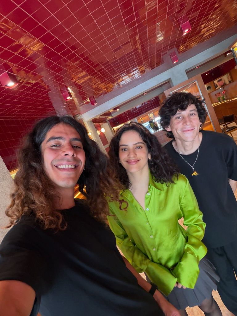 La Rosalía no dudó en saludar a sus fans y platicar con ellos.