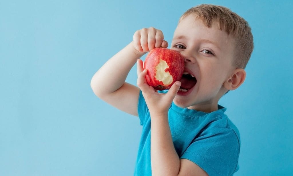 ni o comiendo manzana