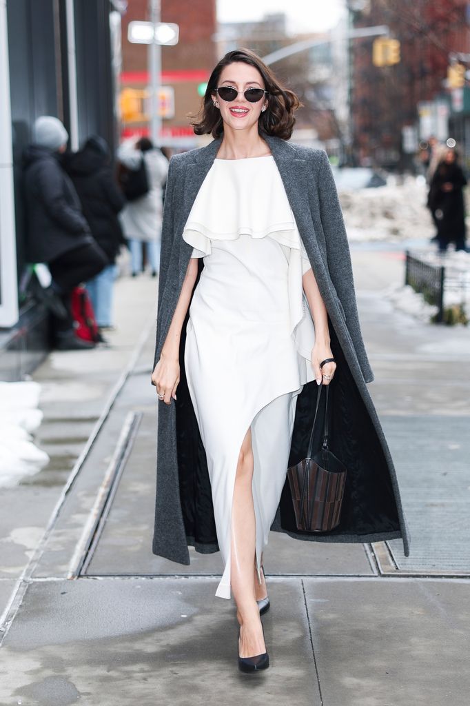 Vestir de blanco en invierno tiene truco y las invitadas a los desfiles de New York Fashion Week lo saben