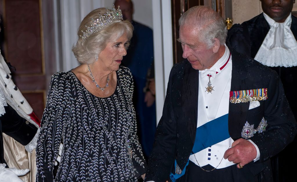 Carlos III y la reina Camila asisten a una cena en Mansion House.