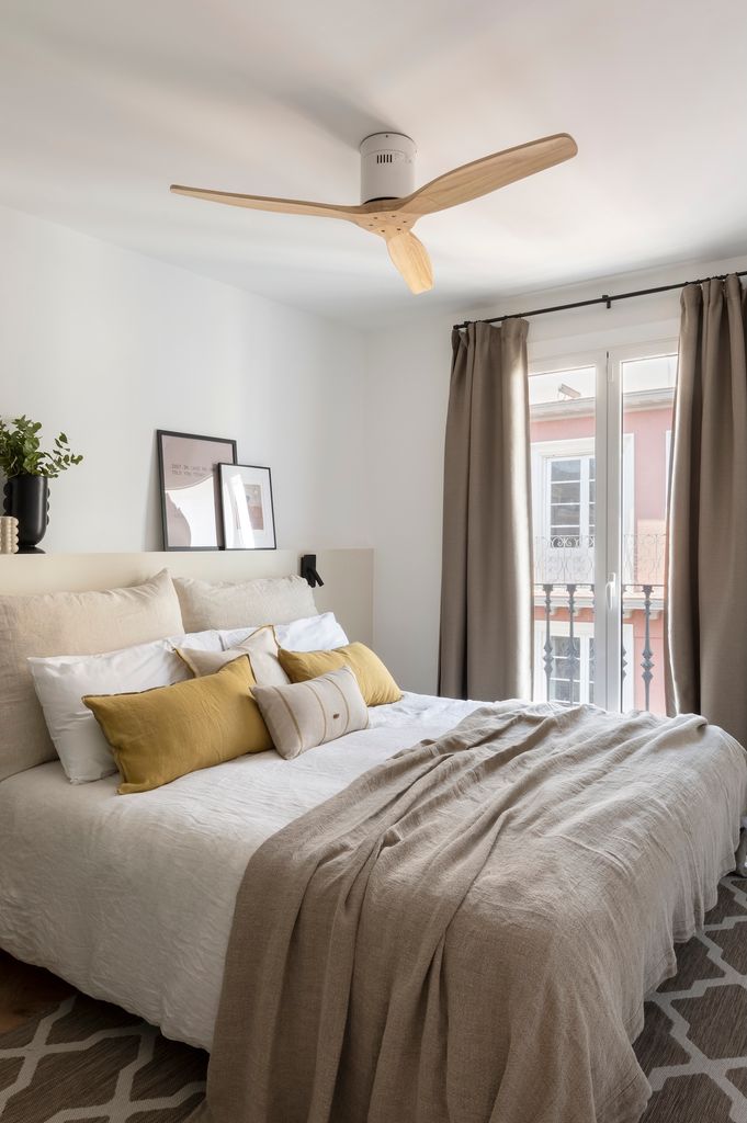 Dormitorio con ropa de cama cálida. 