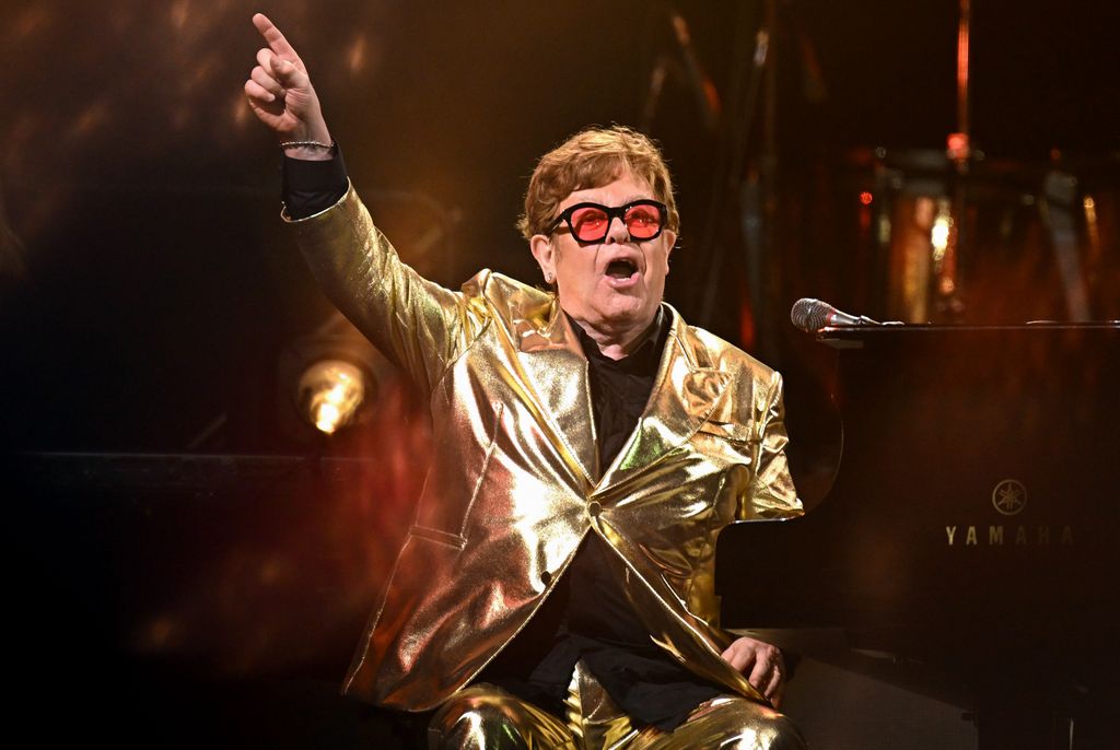 Elton John tiene problemas con su vista y poco a poco la está perdiendo.
