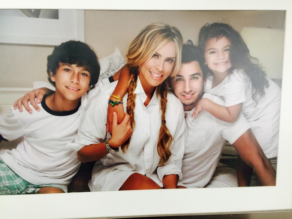 Aylín Mujica ama a sus hijos, y este fue un inespeerado golpe en su familia