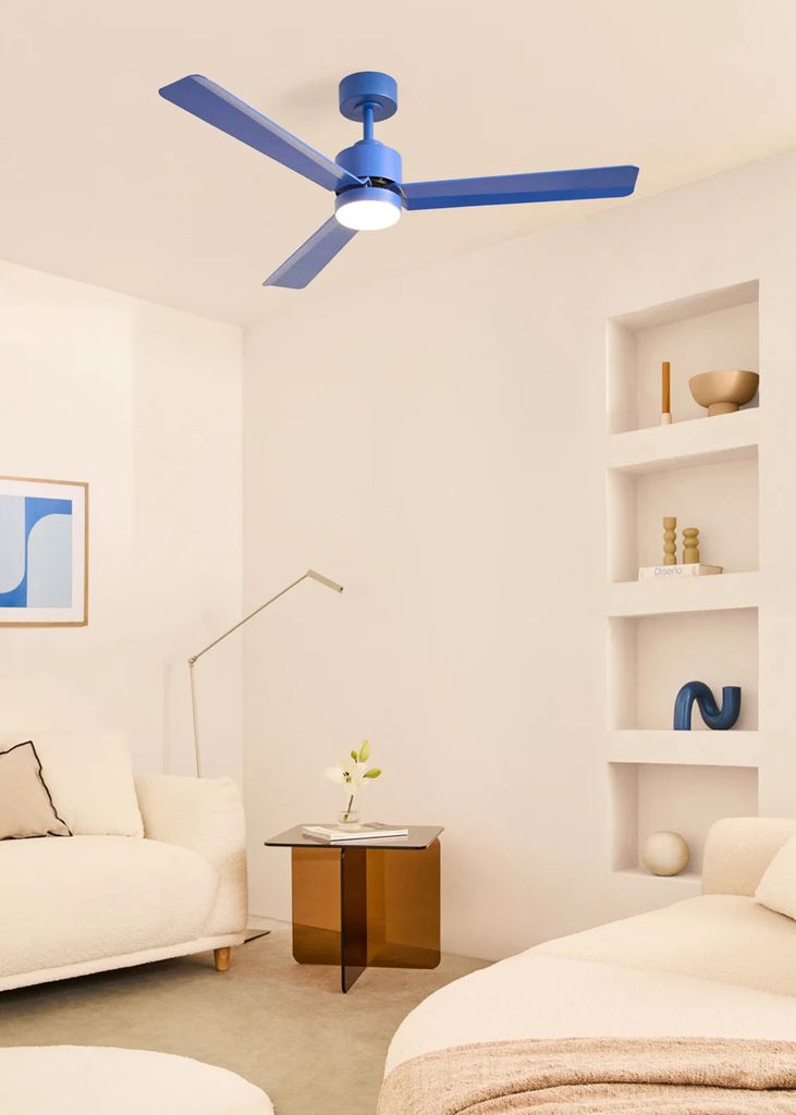 Habitación con ventilador de color azul