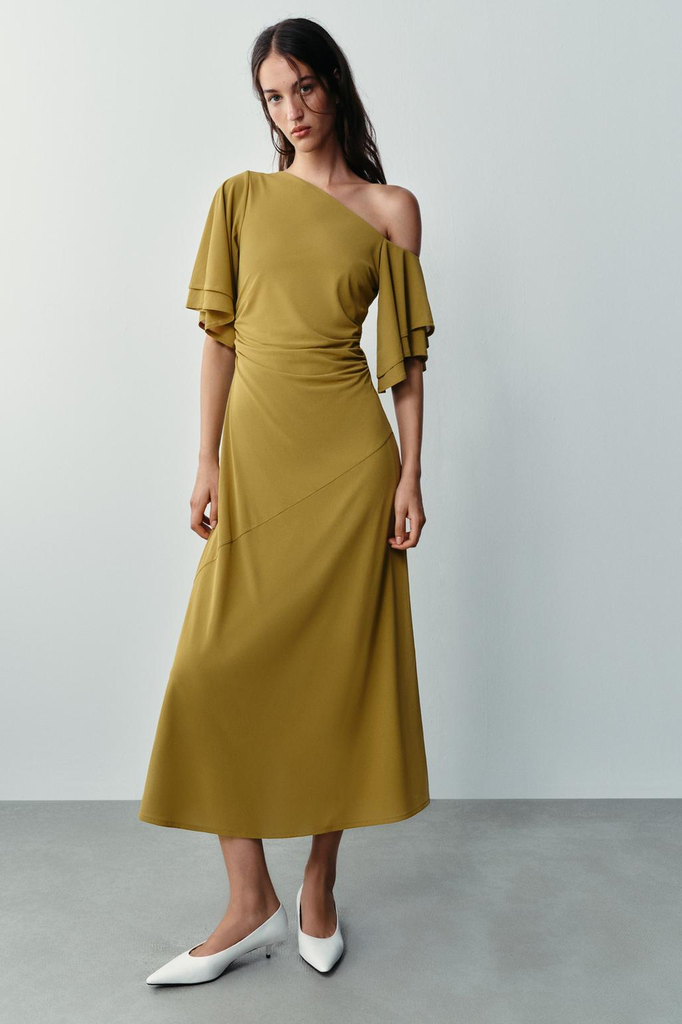 Vestido con mangas asimétricas y detalles de volantes, de Zara