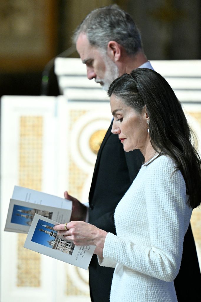 Los reyes Felipe y Letizia con el libreto de la ceremonia en la basílica de Santa María la Mayor de Roma