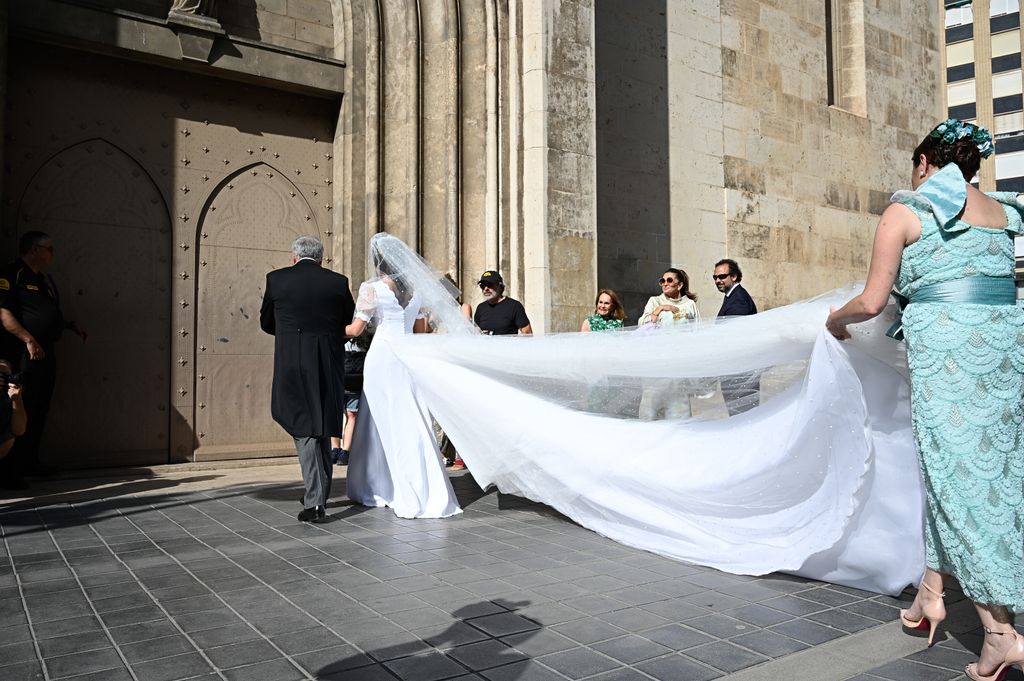 Natalia Santos luce su espectacular cola del vestido antes de dar el 'sí, quiero'