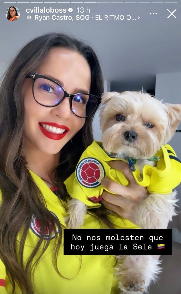 Carmen Villalobos lució su jersey al igual que su adorable perrito.