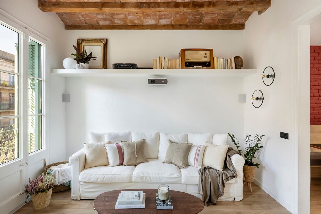 Salón pequeño con sofá blanco. 