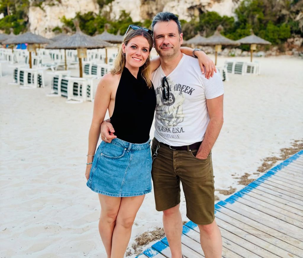 Andrea Ropero e Iñaki López en la playa