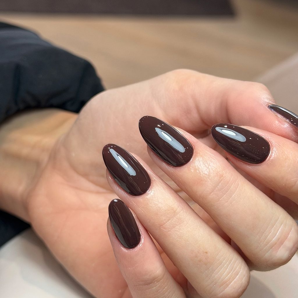 Primer plano de manicura marrón chocolate 