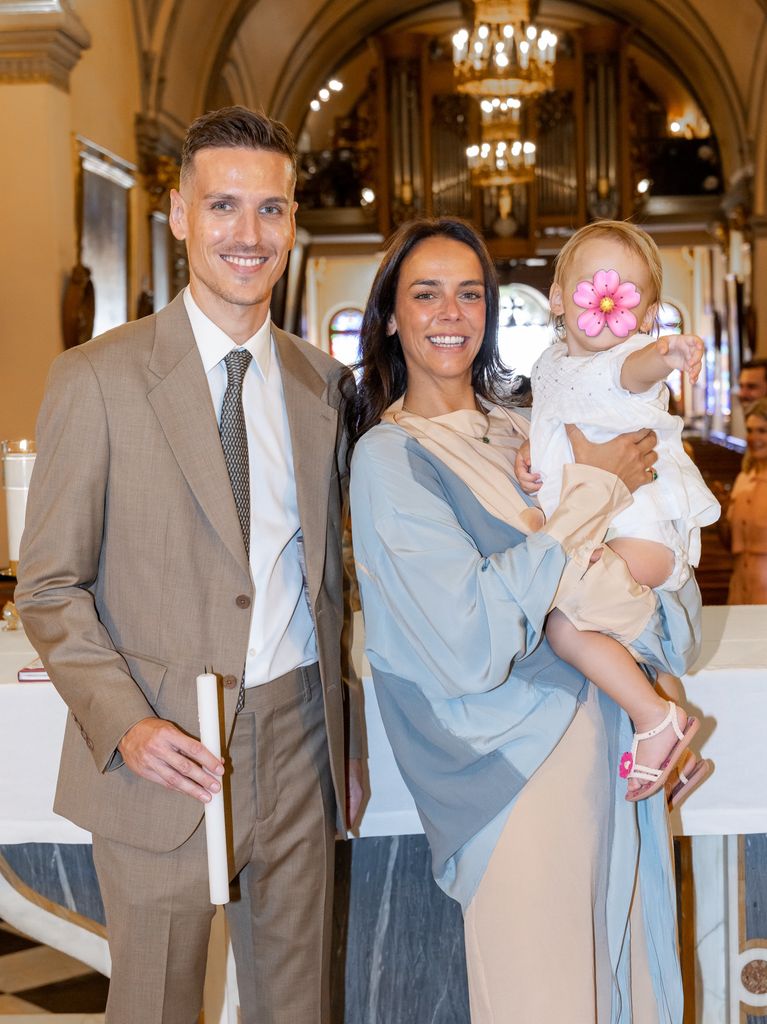 Vincent Lelasseux y Pauline Ducruet con la pequeña Constance