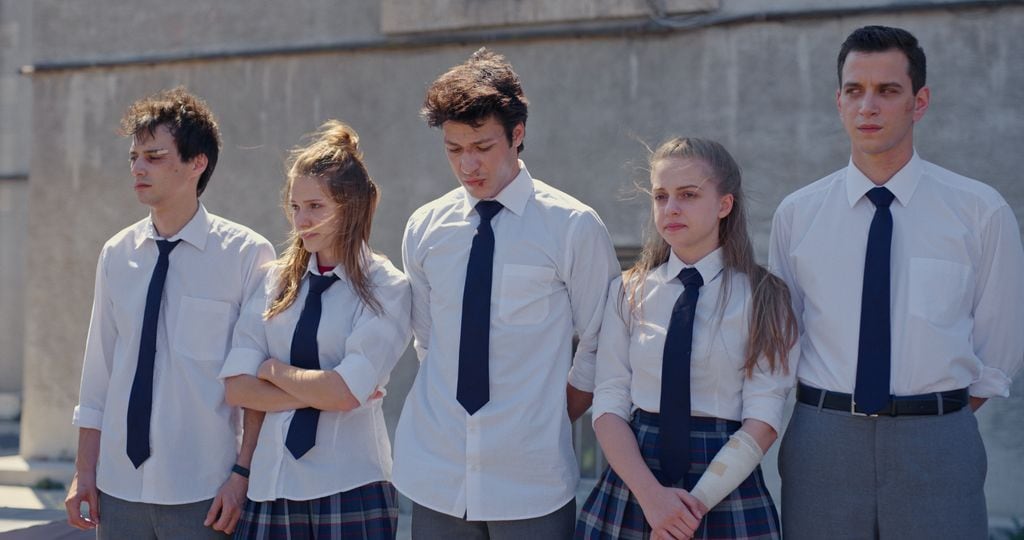 'Love 101' cuenta la historia de un grupo de jóvenes inadaptados que buscan que se quede su profesora favorita para nos ser expulsados del colegio