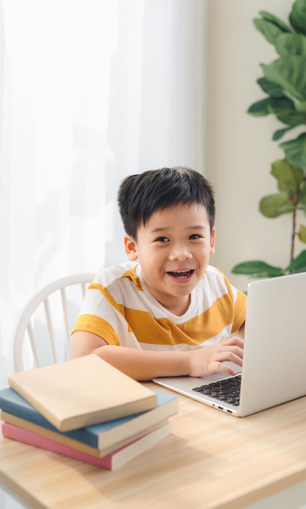 Niño estudiando en casa