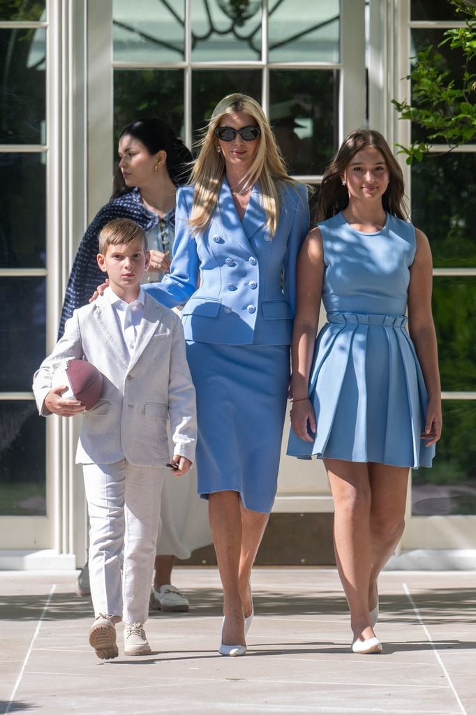 Ivanka Trump y su hija visten de azul para la visita de los Eagles a la Casa Blanca