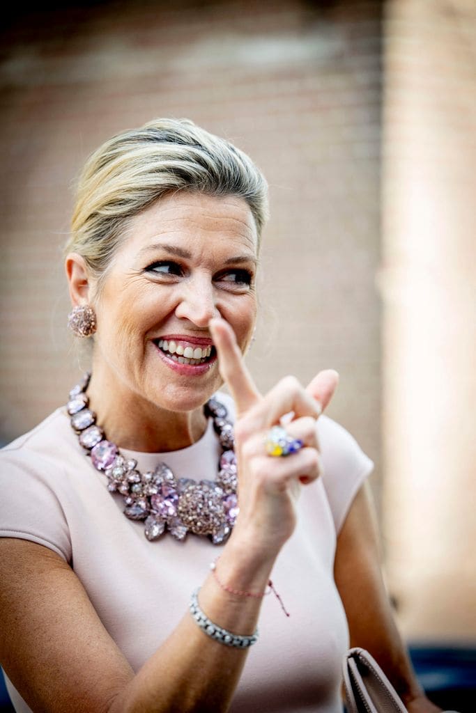 Queen Maxima visita la ciudad de Zevenbergschen Hoek luciendo un impresionante collar