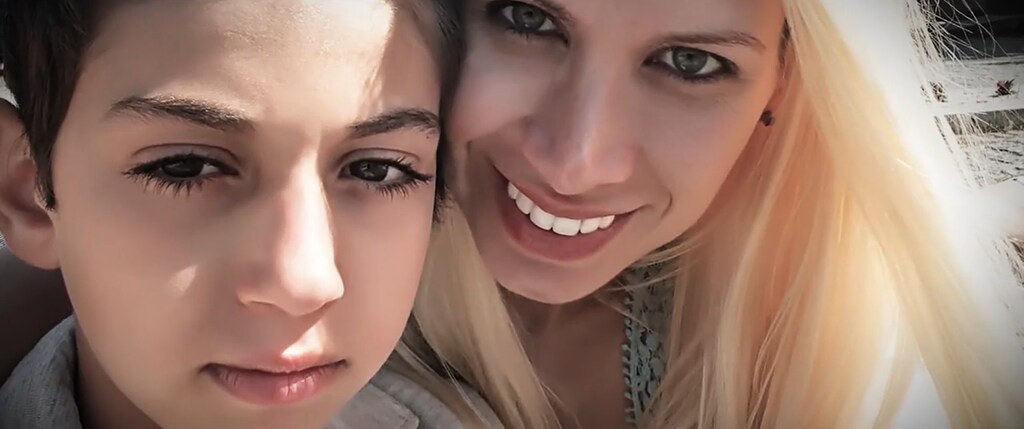 Primer plano de Vanessa Bouza con su hijo Alejandro de pequeño