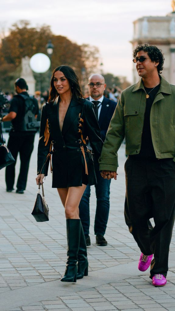 Ana de Armas y Beto Montenegro llegando al desfile de Louis Vuitton en la Semana de la Moda de París