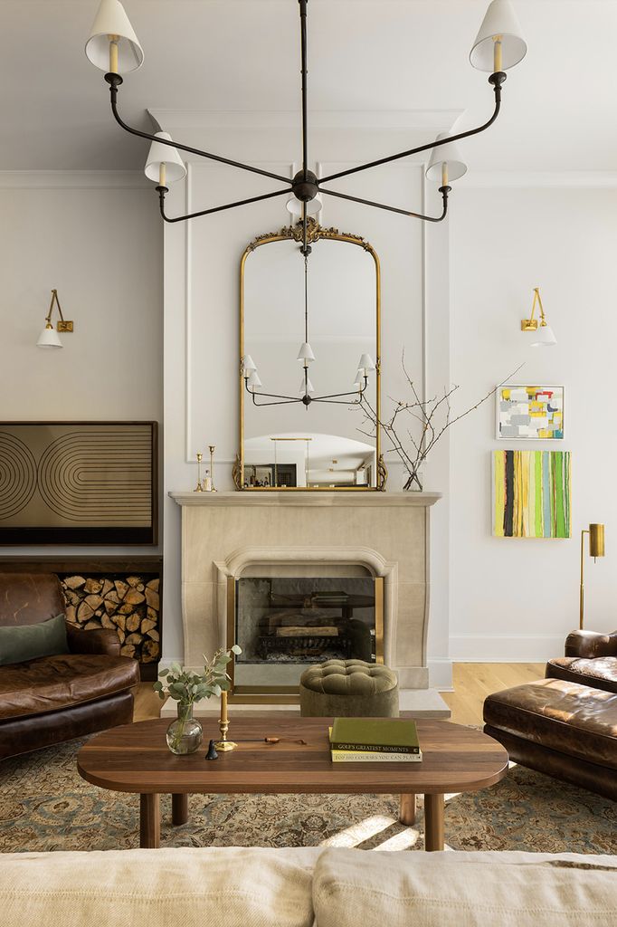 Salón elegante con chimenea