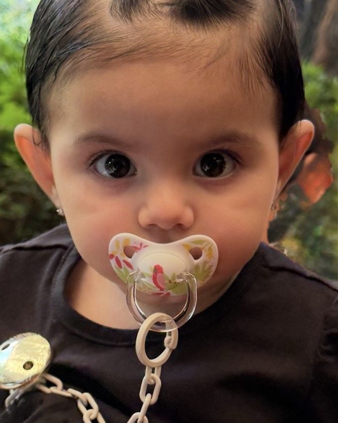 Con esta foto de Tessa, Victoria reveló que la niña es su 'reina'.