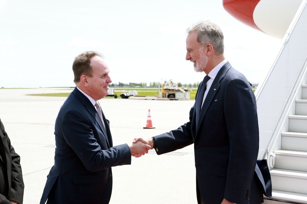  El Rey recibe el saludo del ministro de Transportes de Canadá, Steve MacKinnon