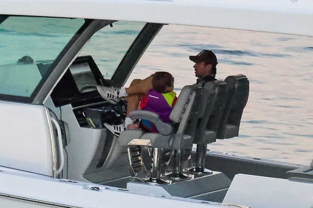 Enrique Iglesias navega con su hijo en Miami
