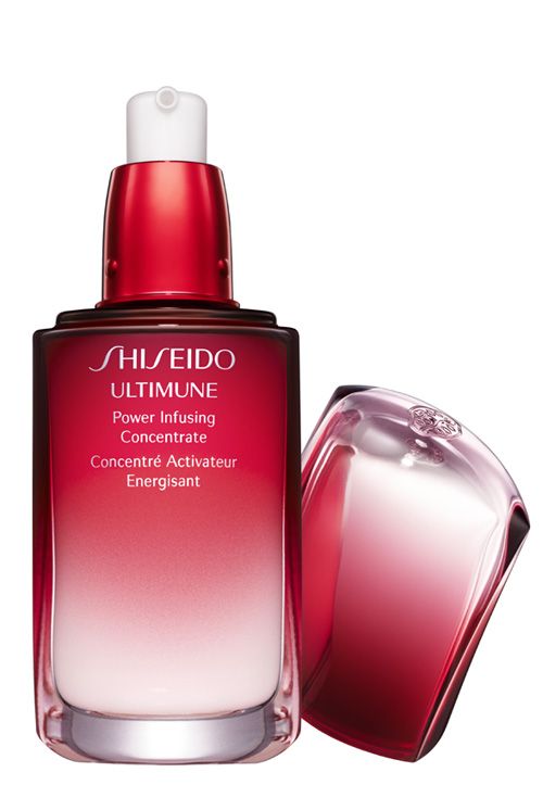 Hay una serie de pequeños trucos de prevención antiedad que pueden ayudarte a ‘minimizar’ los daños como, por ejemplo, incluir en tu rutina ‘beauty’ un producto clave, Ultimune de Shiseido, el primer suero capaz de activar el poder de auto-defensa de la piel
