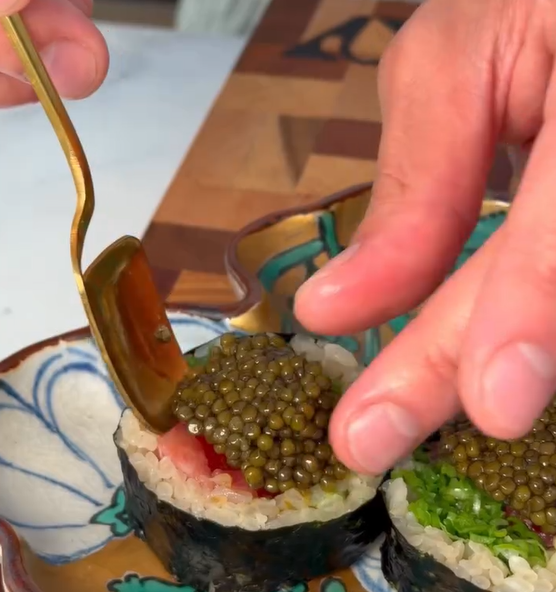 Estos 'Toro cut roll' llevan, además de atún, arroz, alga nori, cebolleta china, wasabi y caviar.