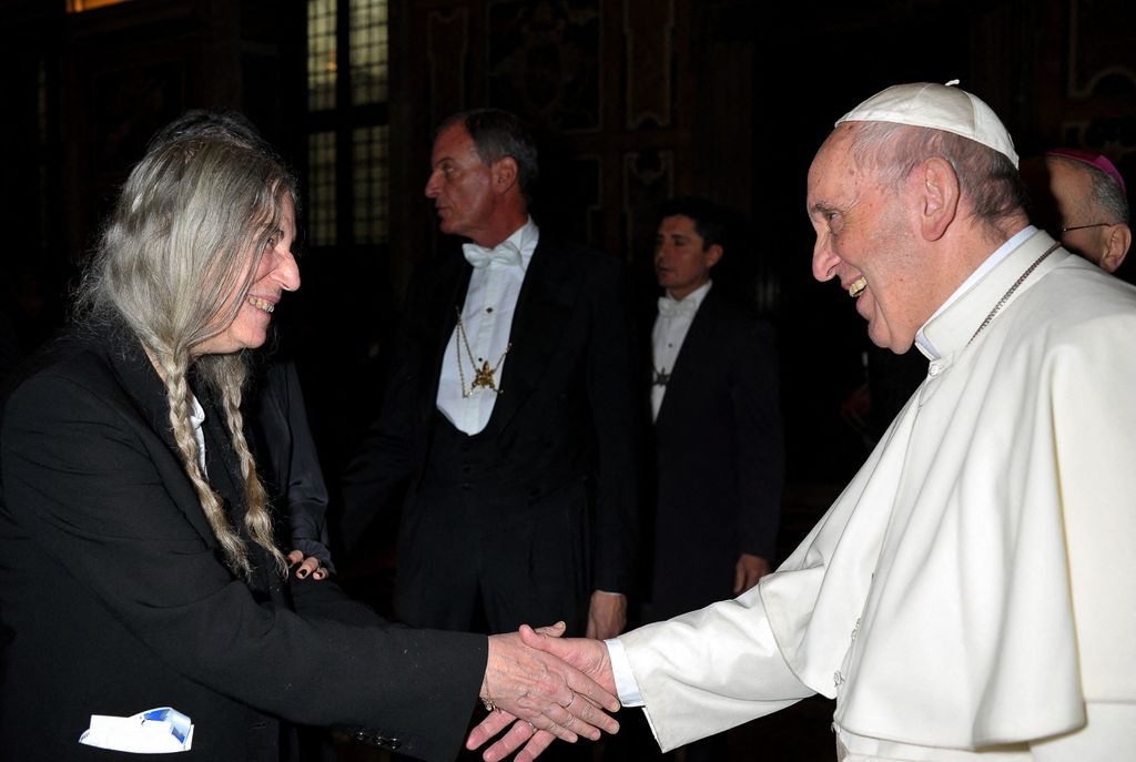Patti Smith en un encuentro con el Papa Francisco en 2017.