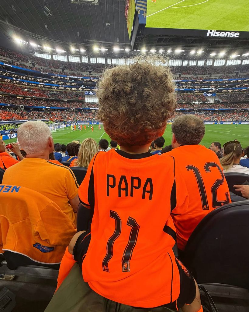 Samuel, el hijo de dos años de la pareja, animando a su papá