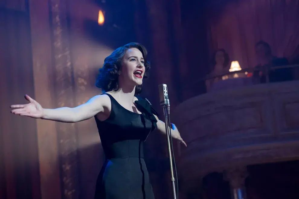 'La maravillosa señora Maisel' es una historia de empoderamiento y superación