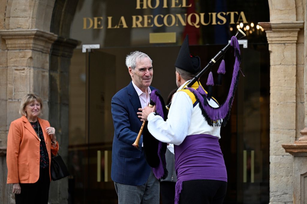 Michael Ignatieff saludando a un fan