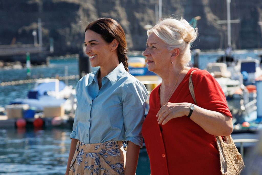 Paula Echevarría y Adelfa Calvo en una escena de 'A la deriva', rodada en Agaete, Gran Canaria