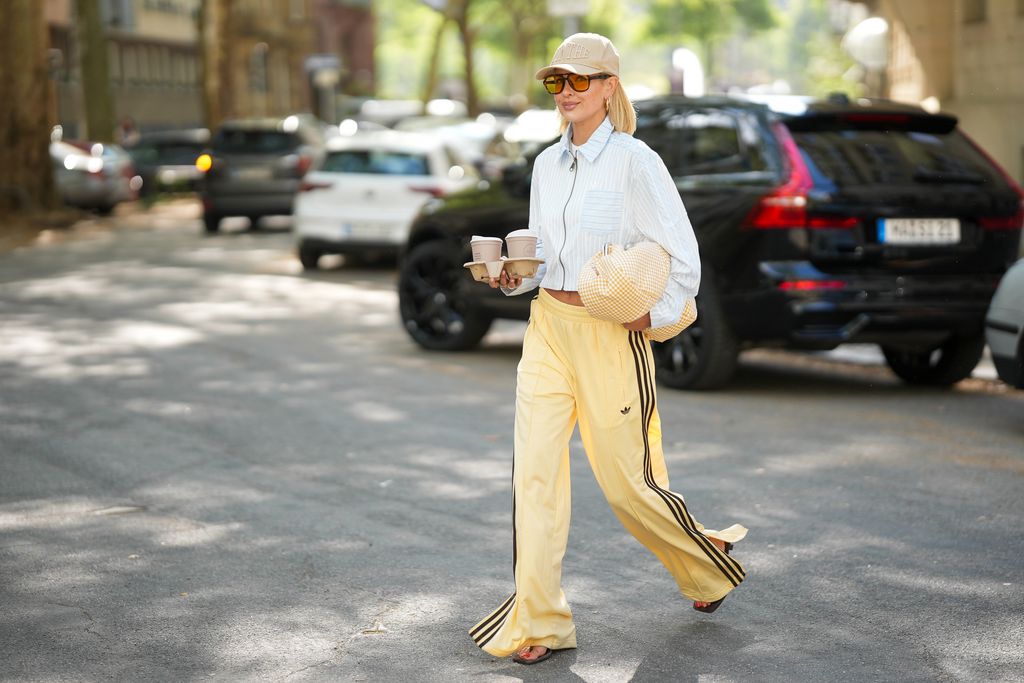 Los track pants y las gorras han ganado popularidad. Llévalos juntos y rockearás el estilo 'sporty chic'.