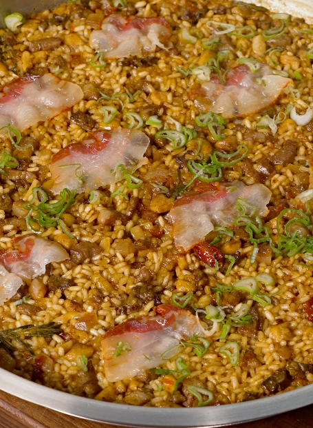 La idea de este arroz es comer todo sin necesidad de quitar ningún huesecillo porque los ingredientes están completamente limpios.