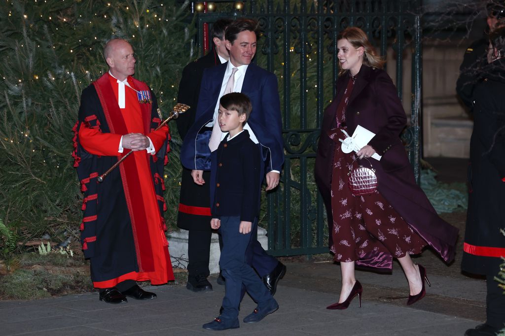 Wolfie, Beatriz de York y su marido Edoardo Mapelli Mozzi en el concierto 'Together At Christmas' celebrado el 6 de diciembre de 2024 en Westminster Abbey